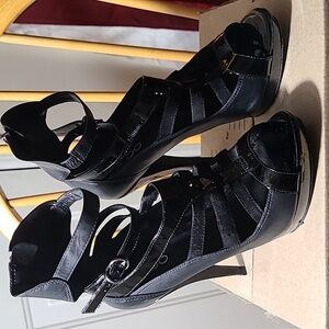 Aldo Black Patent Leather & Leather High Heel Pumps are very beautiful and rare.
